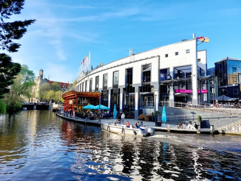 Exterieur van Holland Casino Amsterdam Centrum aan het water