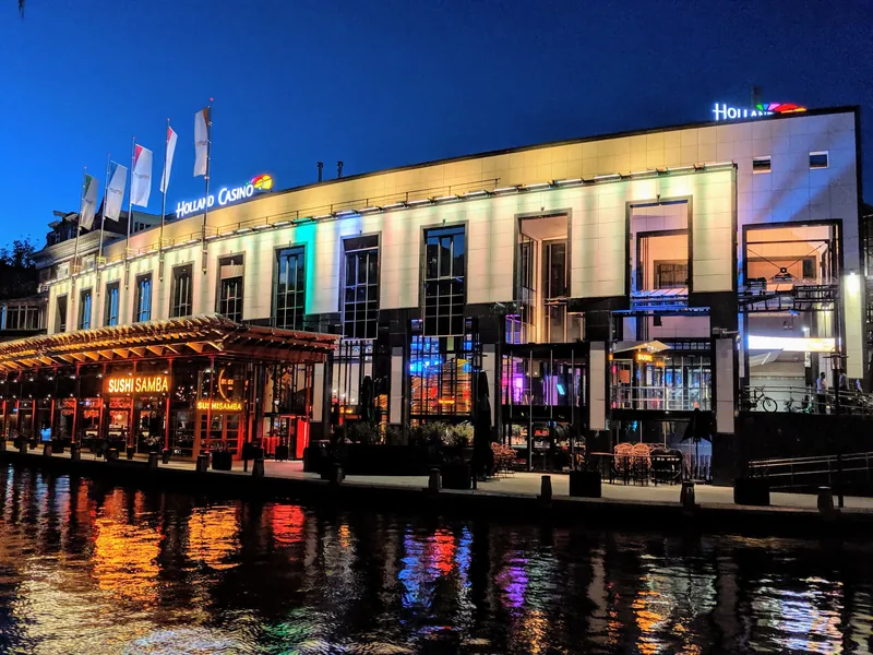 Gevel van Holland Casino Amsterdam Centrum bij avond