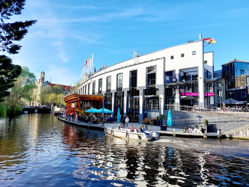 Exterieur van Holland Casino Amsterdam Centrum aan het water