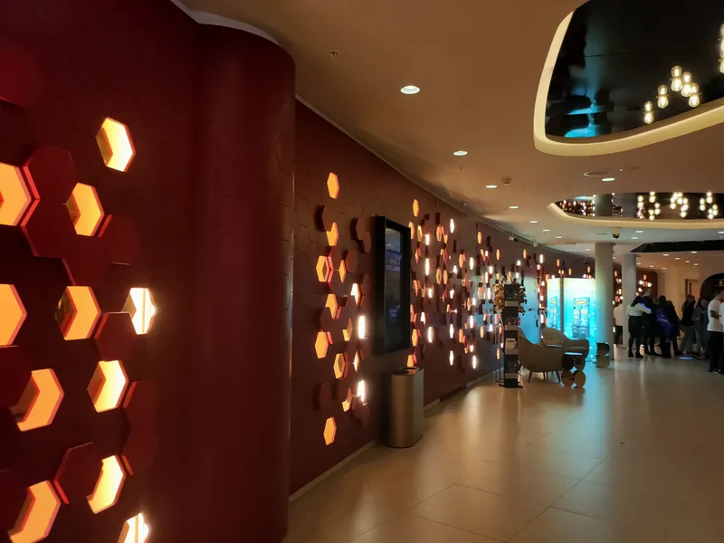 Lobby met wandverlichting in Holland Casino Amsterdam Sloterdijk