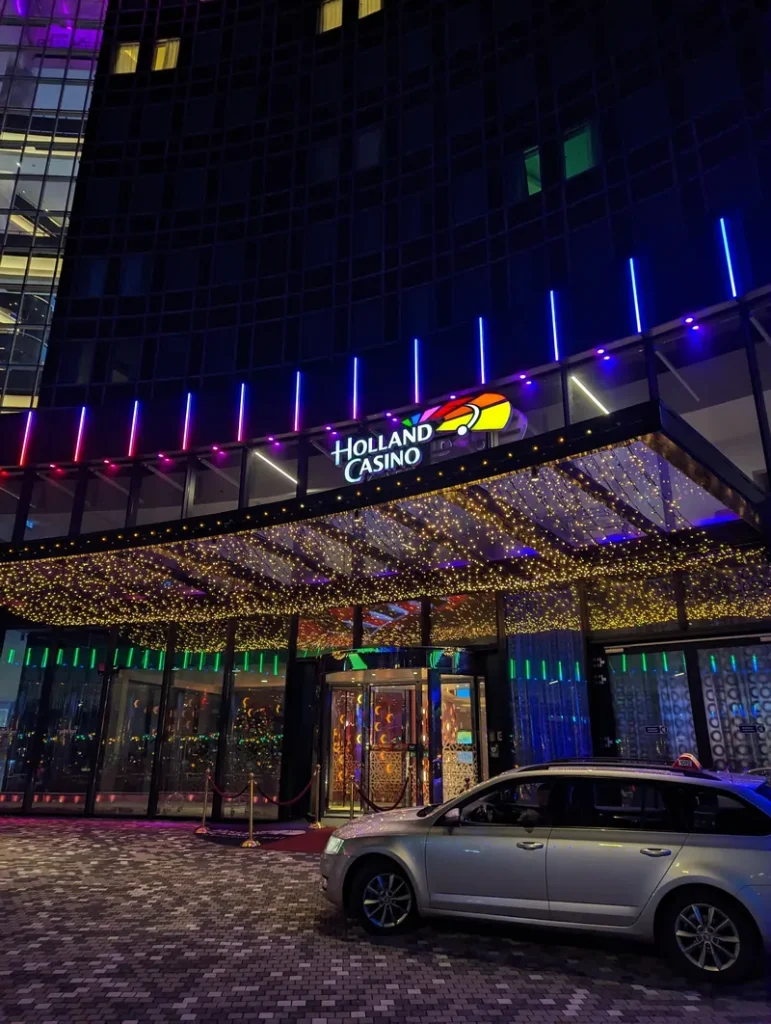 Nachtelijke entree van Holland Casino Amsterdam Sloterdijk