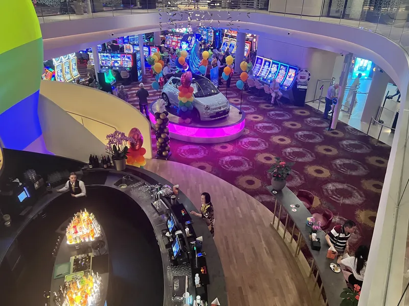 Speelzaal van Holland Casino Amsterdam Sloterdijk van bovenaf