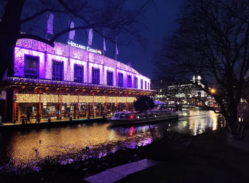 Holland Casino Amsterdam Sloterdijk bij het water in de avond
