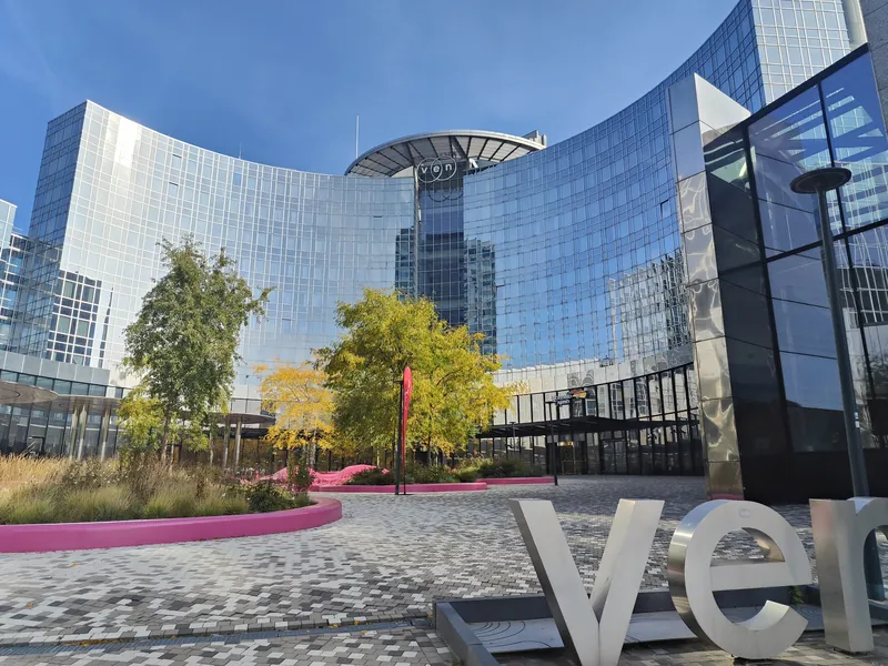 Glazen gevel van Holland Casino Amsterdam Sloterdijk