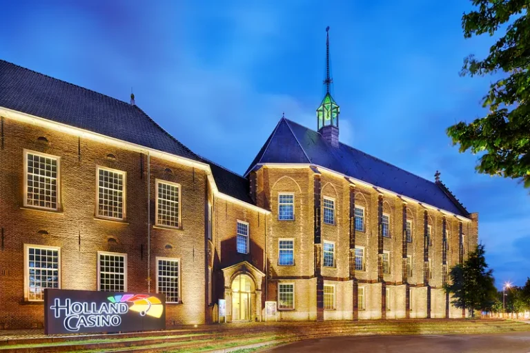 Verlichte gevel van Holland Casino Breda bij avond