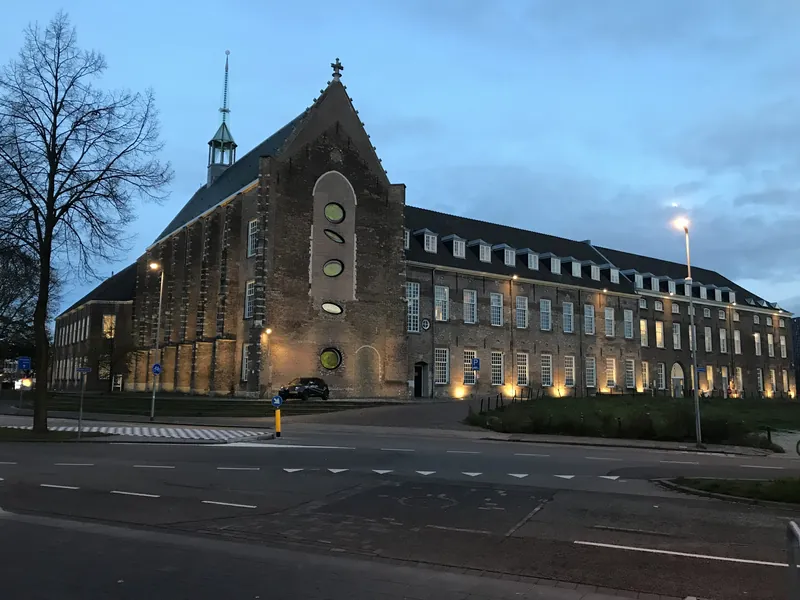 Buitenzijde van Holland Casino Breda bij schemering
