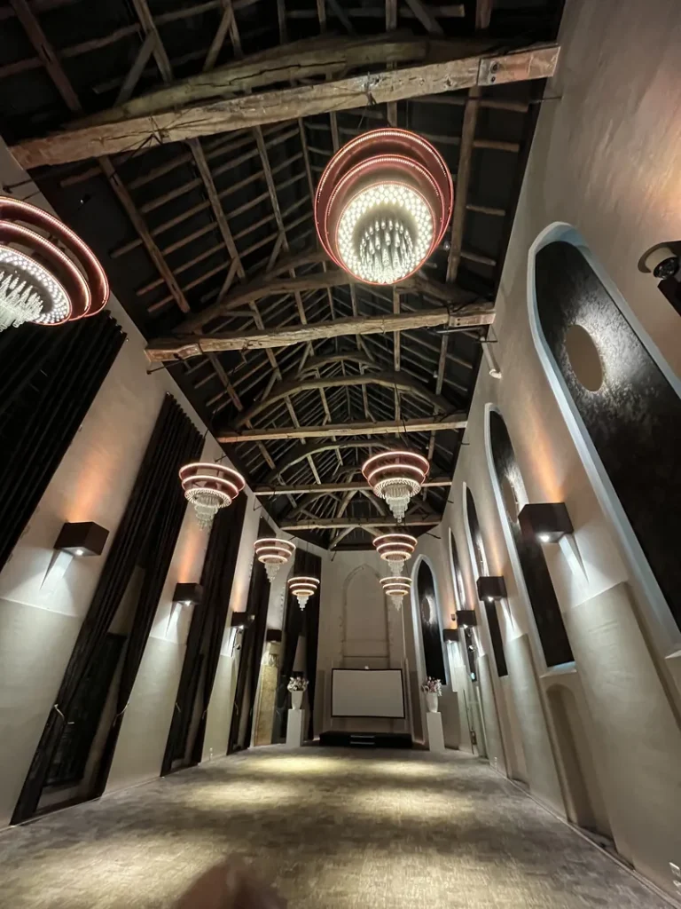 Evenementenruimte van Holland Casino Breda met houten dakconstructie