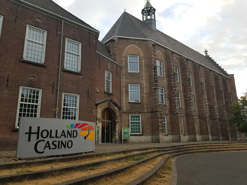 Gevel van Holland Casino Breda met logo bij de ingang