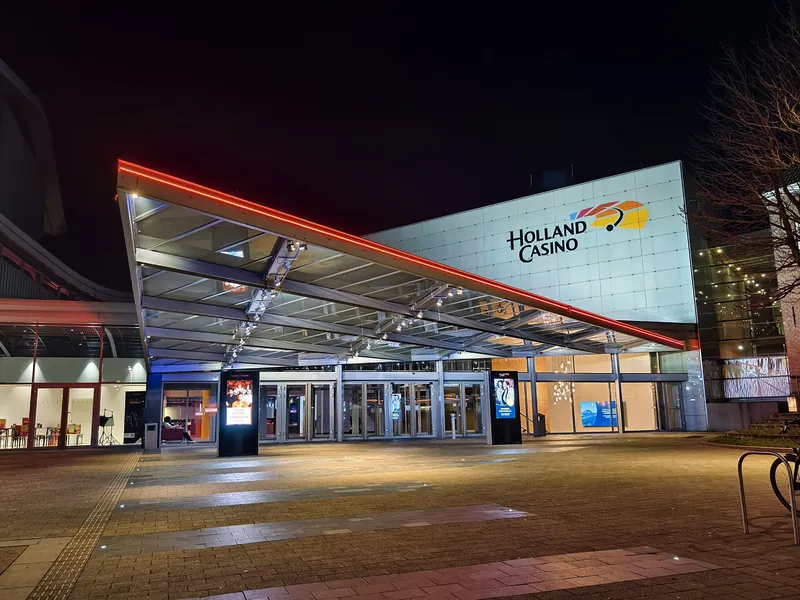 Moderne ingang van Holland Casino Breda bij nacht