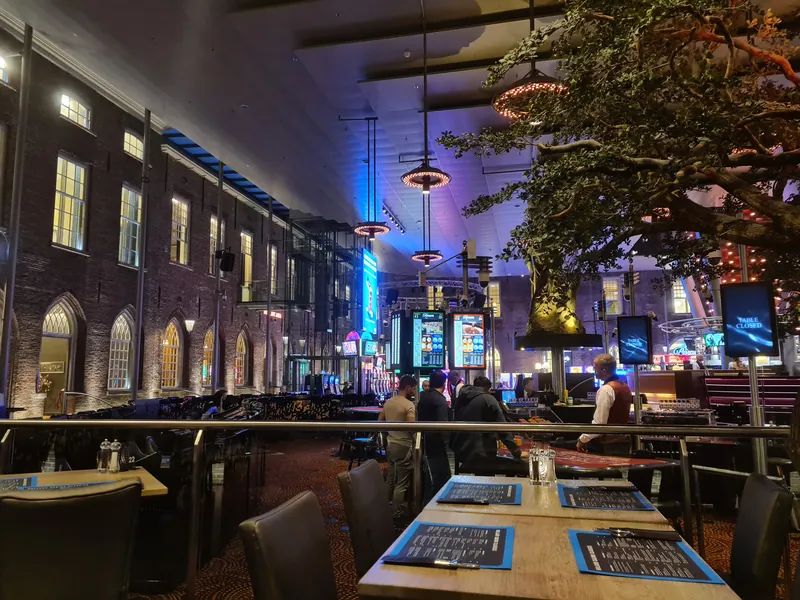 Restaurantgedeelte met uitzicht op de speelzaal van Holland Casino Breda