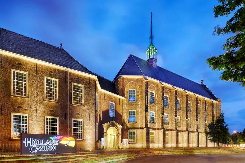 Verlichte gevel van Holland Casino Breda bij avond