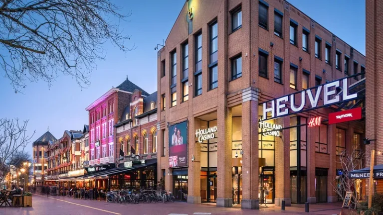Gevel van Holland Casino Eindhoven bij Heuvel in de avond