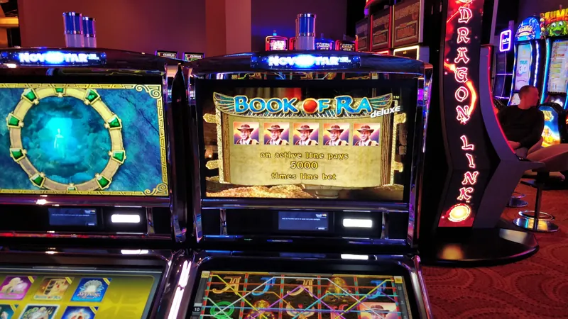 Speelautomaten in Holland Casino Eindhoven met verlichte schermen