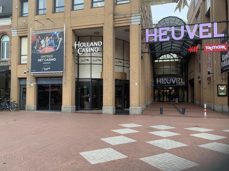 Entree van Holland Casino Eindhoven naast winkelcentrum Heuvel