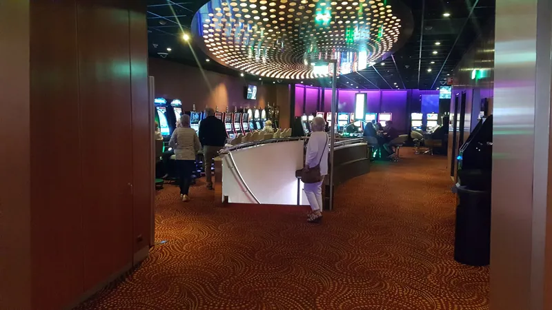 Speelzaal van Holland Casino Eindhoven met automaten en plafondlichten