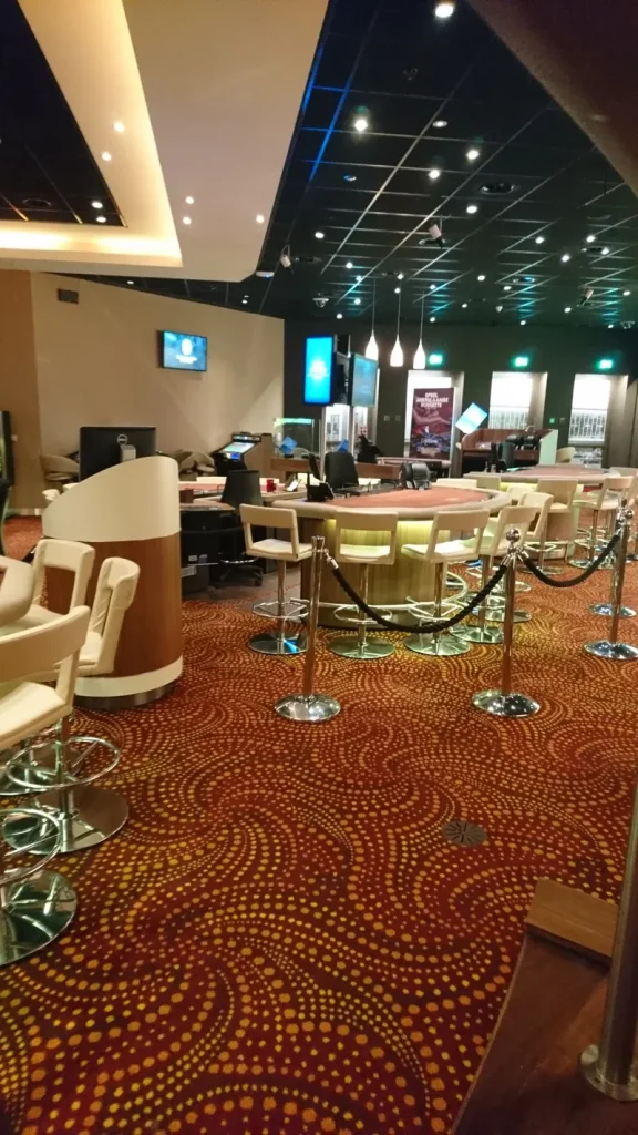 Tafelspelgebied van Holland Casino Eindhoven met zitplaatsen