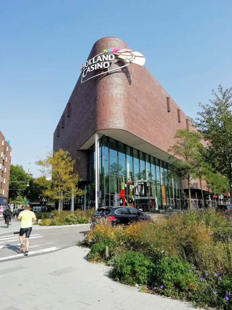 Glazen ingang van Holland Casino Enschede overdag