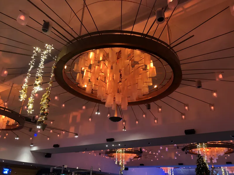 Sfeervolle plafondverlichting in Holland Casino Enschede