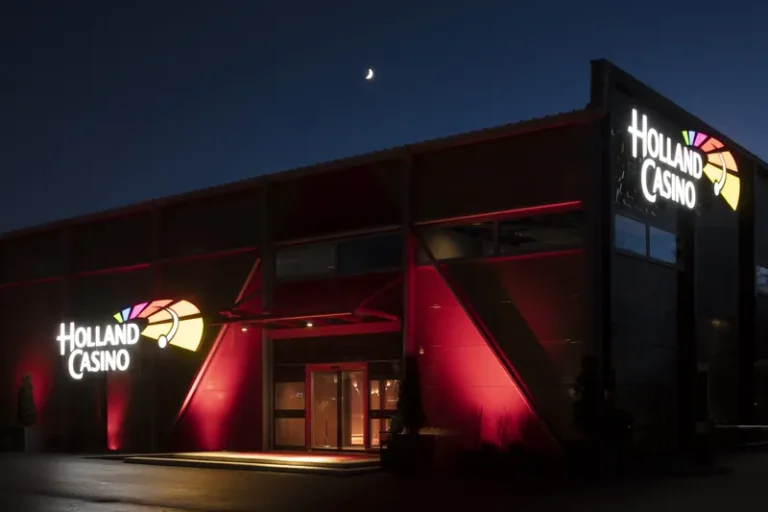 Gevel van Holland Casino Groningen bij nacht