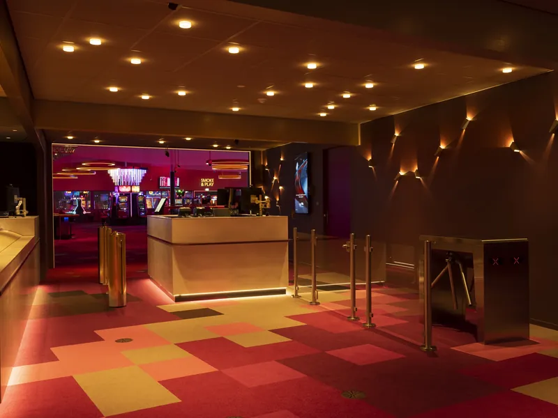 Entreehal van Holland Casino Groningen met balie