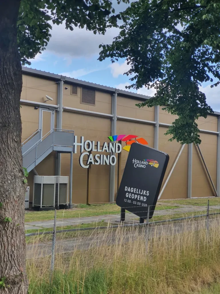 Gevel van Holland Casino Groningen met openingstijdenbord