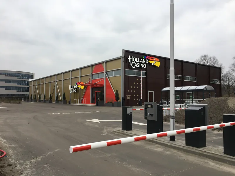 Buitenaanzicht van Holland Casino Groningen met parkeerterrein