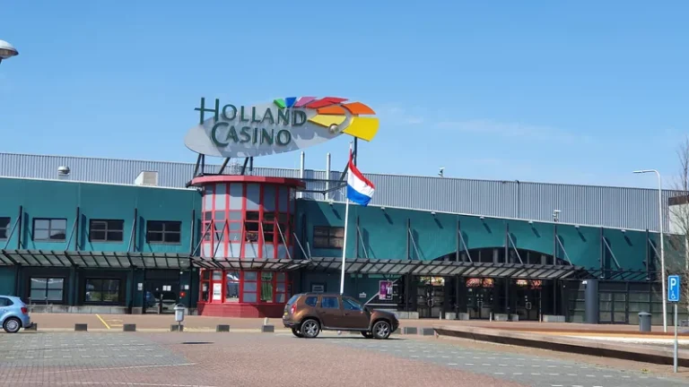 Gevel van Holland Casino Leeuwarden bij daglicht
