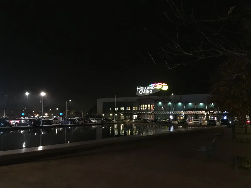 Holland Casino Leeuwarden bij avond met verlicht logo
