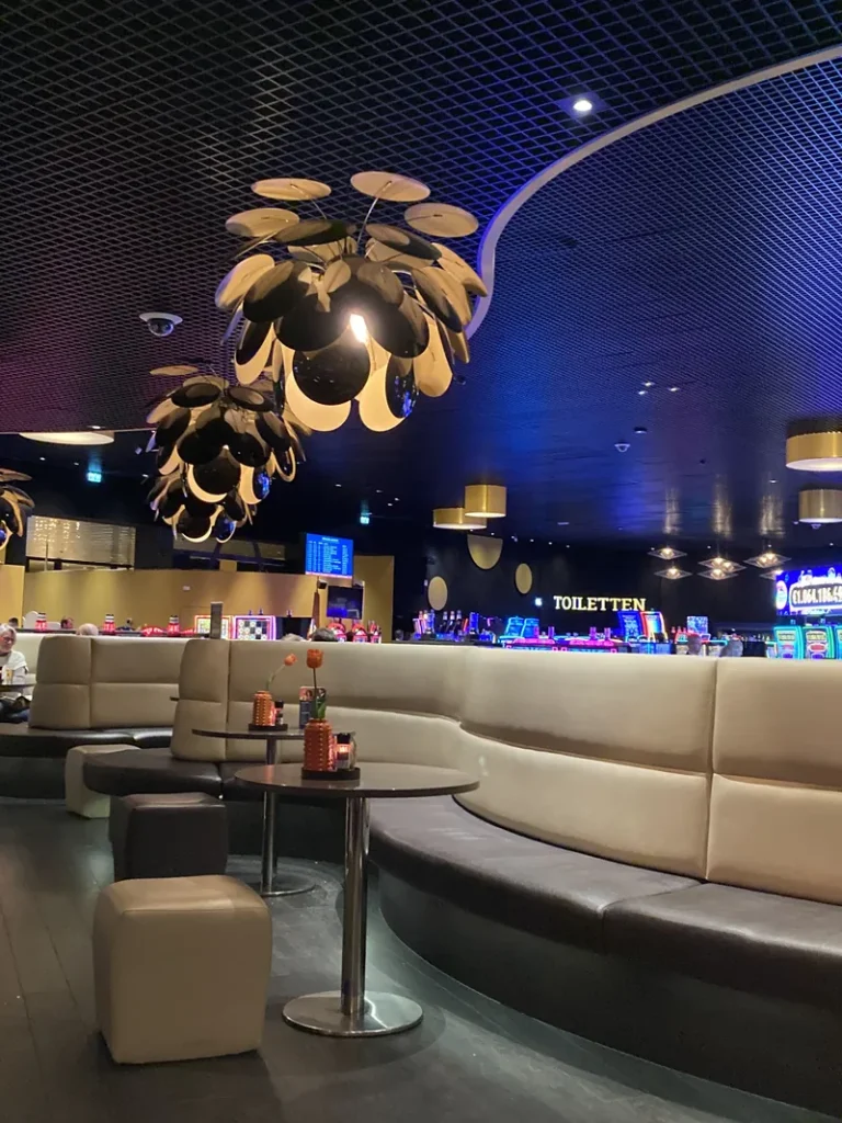 Loungehoek in Holland Casino Leeuwarden met speelautomaten