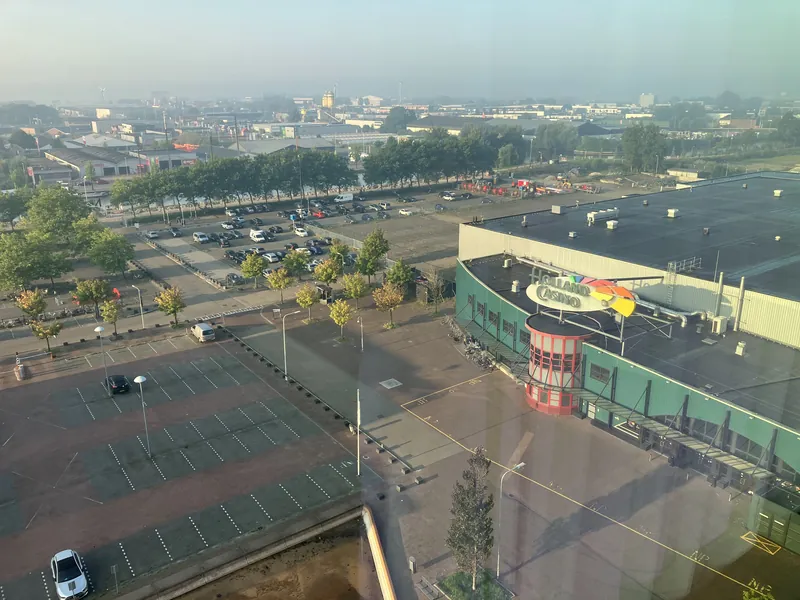 Bovenaanzicht van Holland Casino Leeuwarden met parkeerterrein