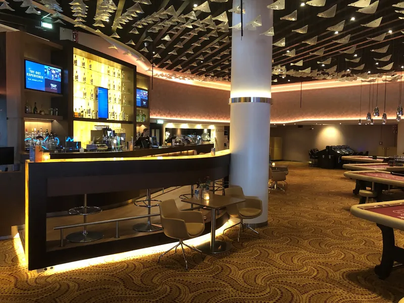 Bar en speeltafels in Holland Casino Nijmegen