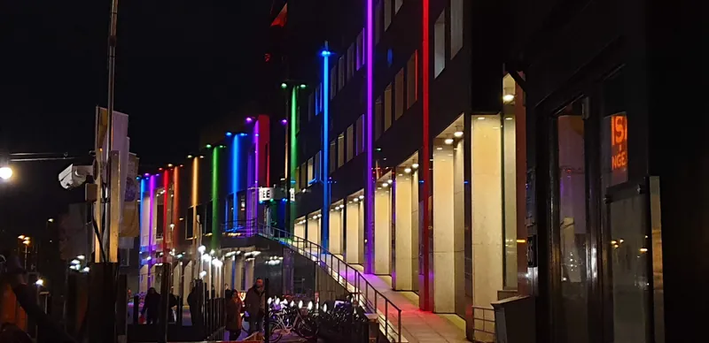 Verlichte gevel van Holland Casino Nijmegen bij nacht