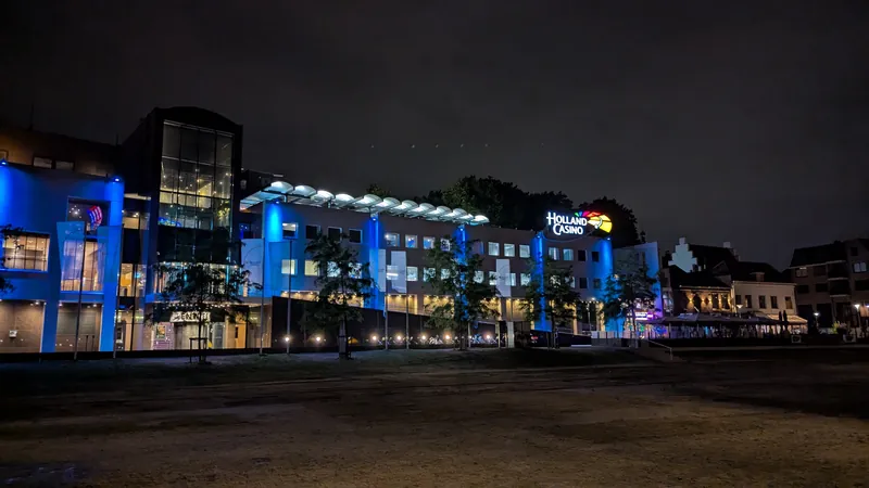 Holland Casino Nijmegen verlicht in de nacht