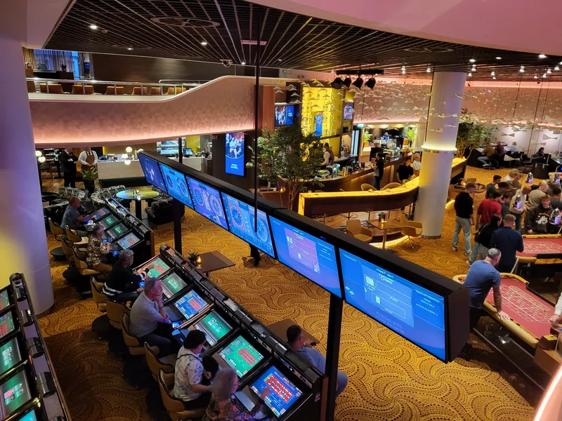 Speelzaal van Holland Casino Nijmegen met automaten en tafels