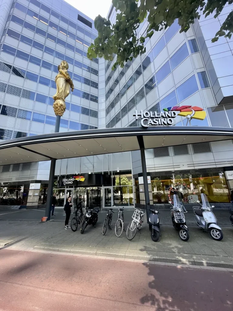 Gevel van Holland Casino Rotterdam met entree