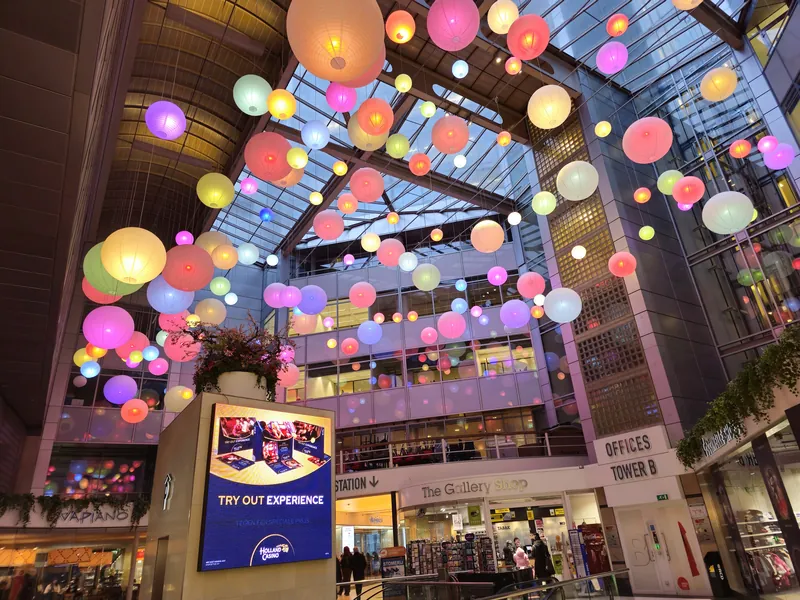 Atrium met kleurrijke lampen bij Holland Casino Rotterdam