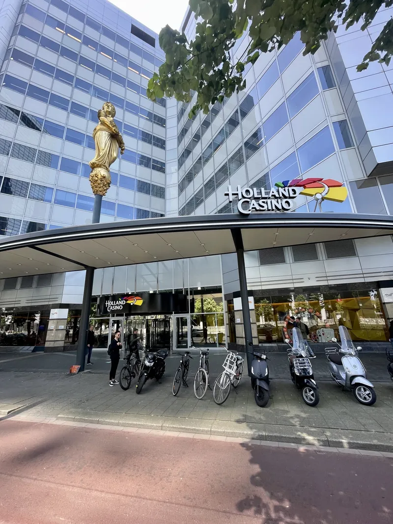 Gevel van Holland Casino Rotterdam met entree