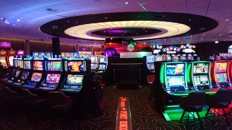 Automatenzaal van Holland Casino Scheveningen met jackpotlichten