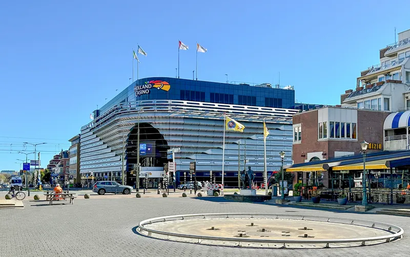 Gebouw van Holland Casino Scheveningen bij daglicht