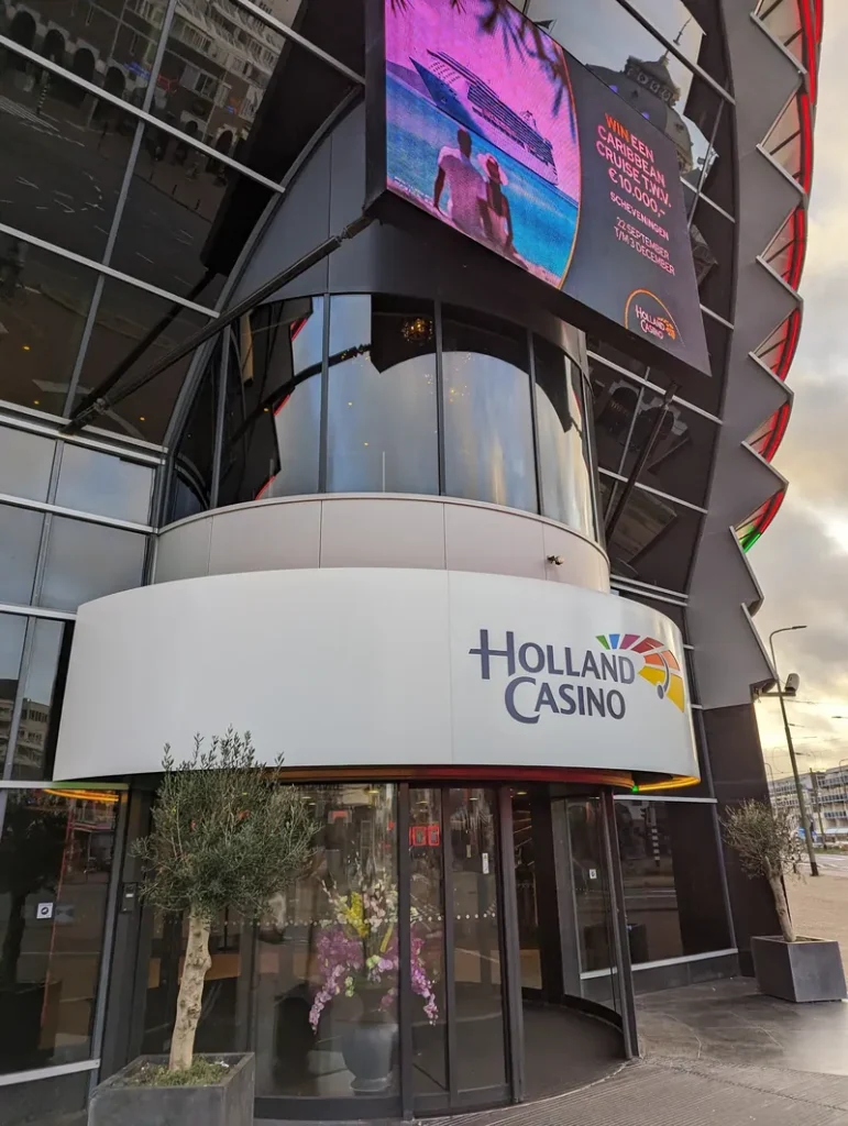 Ingang van Holland Casino Scheveningen met logo