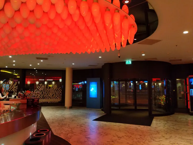 Lobby met oranje plafondlicht in Holland Casino Scheveningen