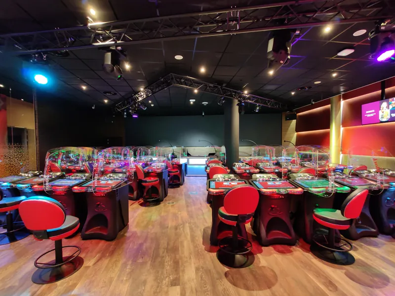 Speelzaal met rode stoelen in Holland Casino Scheveningen
