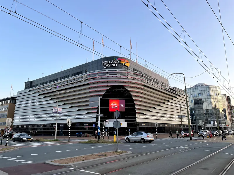 Gevel van Holland Casino Scheveningen aan de straat