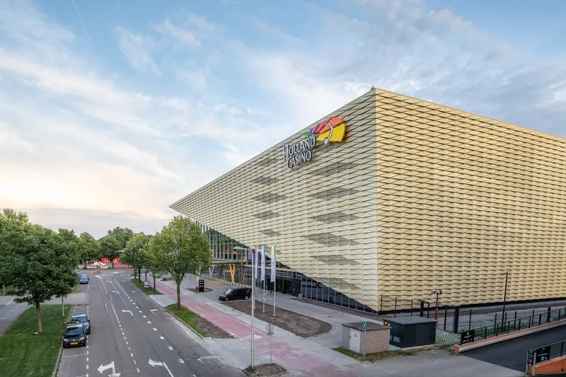 Buitenkant van Holland Casino Utrecht bij daglicht