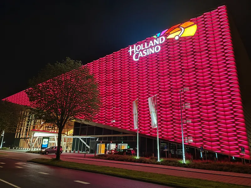 Rode gevel van Holland Casino Utrecht bij nacht