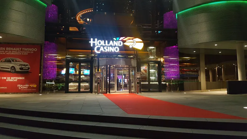 Ingang van Holland Casino Utrecht met rode loper