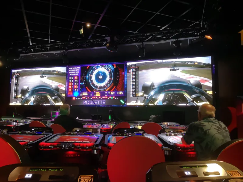 Roulettezone met grote schermen in Holland Casino Utrecht