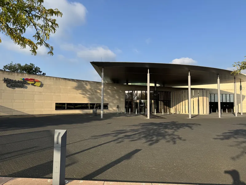 Ingang van Holland Casino Valkenburg met brede overkapping