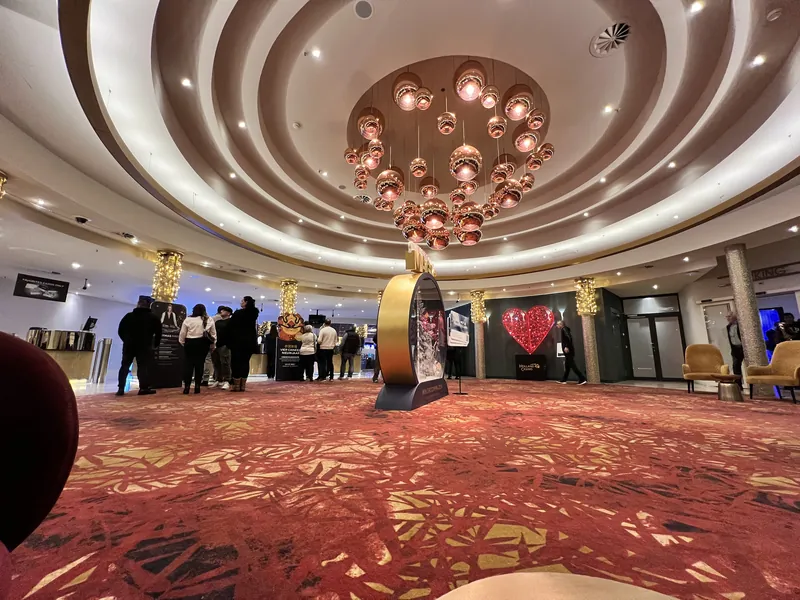 Ruime lobby van Holland Casino Valkenburg met plafonddecoratie