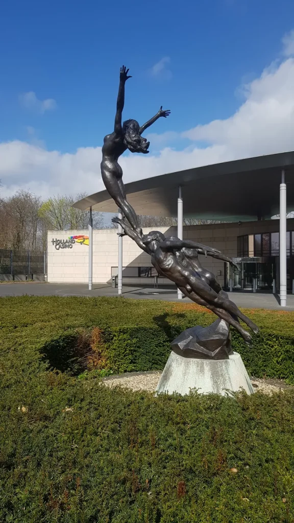 Sculptuur voor de ingang van Holland Casino Valkenburg